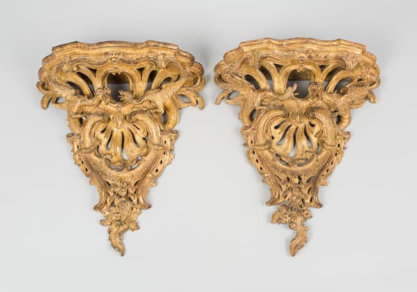 A work made of wood, possibly oak, carved and gilded.