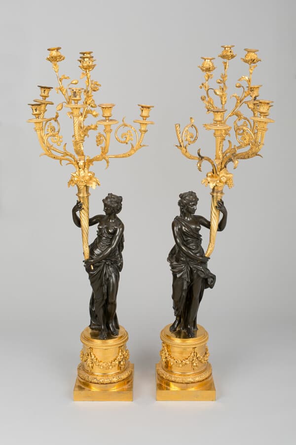 A work made of patinated and gilded bronze.